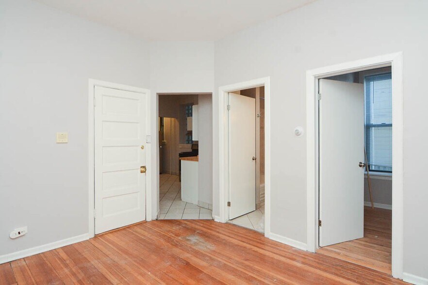 Building Photo - 2216 W Belmont Ave