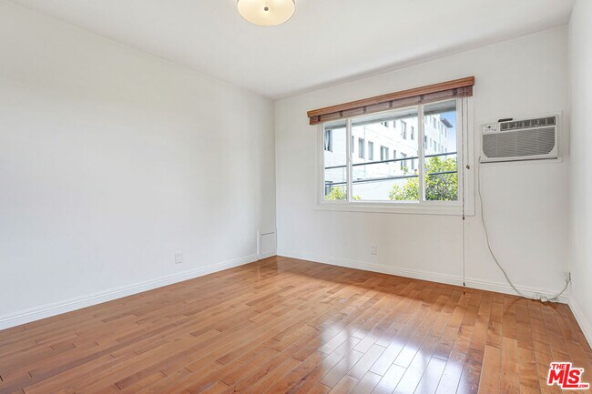 Building Photo - 1219 N Crescent Heights Blvd