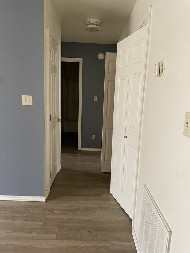 Building Photo - 904 W Oklahoma Ave