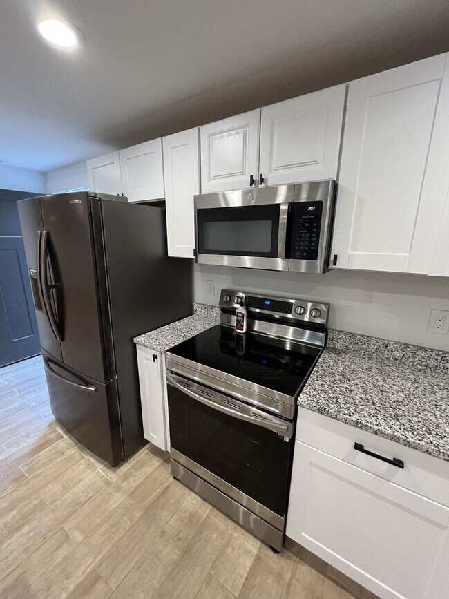 Building Photo - Spacious 3 Bed Downstairs Duplex