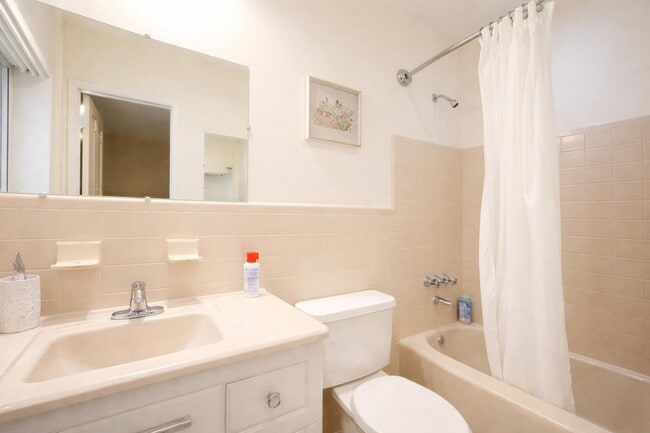 Building Photo - 3018 NE 26th St