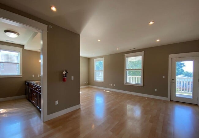 Building Photo - 421 E Hillside Dr