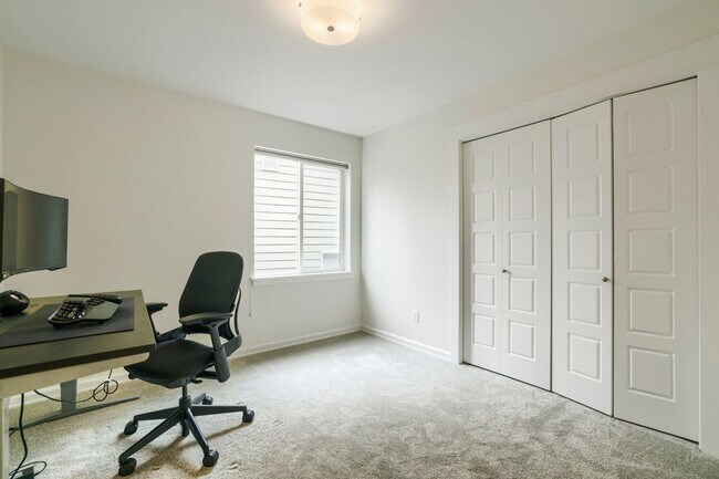 Building Photo - 5bd/3.5ba Bellevue Hoome