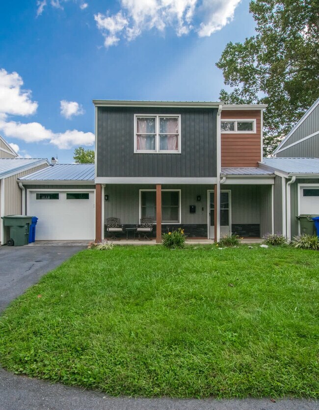 Building Photo - 419 4th Ave W