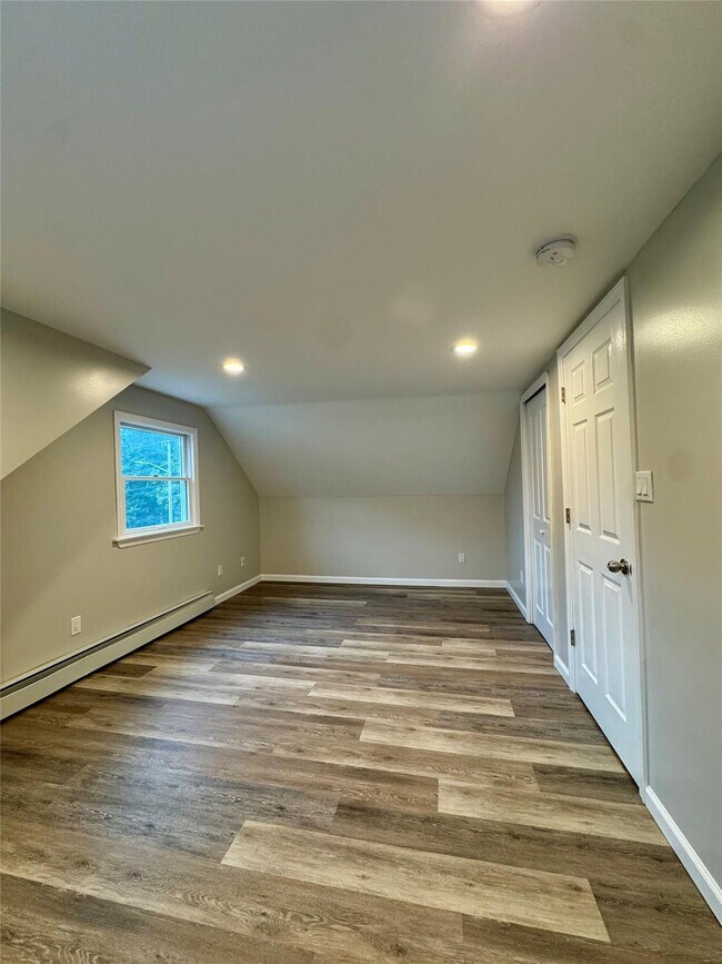 Building Photo - 10 Claremont Dr