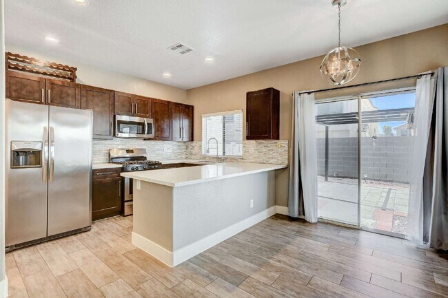 Building Photo - "Charming 2-Bedroom Townhouse Retreat with 2.5 Baths in South Henderson -with Backyard “