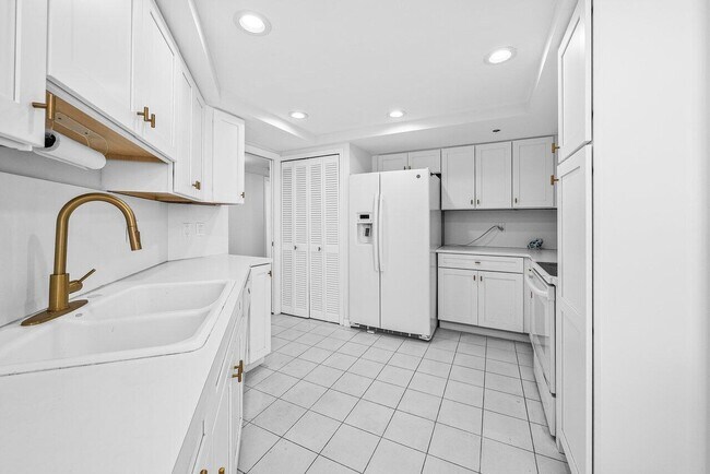 Building Photo - 3560 S Ocean Blvd