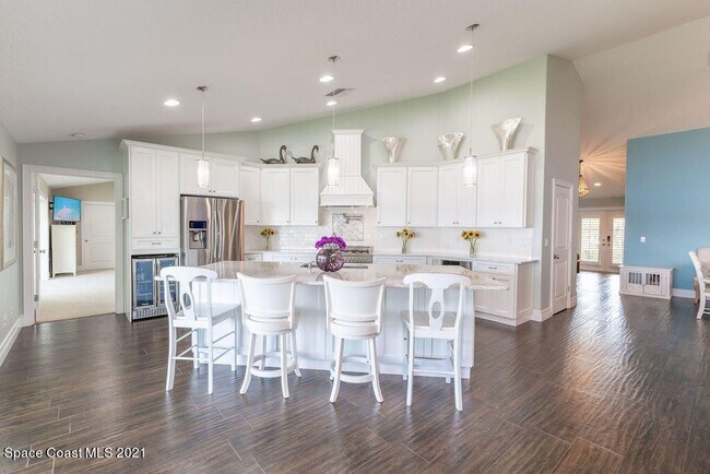 Building Photo - Gorgeous views from this 3 bedroom, 2.5 ba...