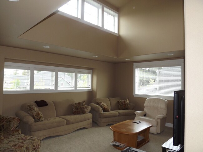 Building Photo - Gorgeous 3 bedroom, 2.5 bath in "Eagle Hei...