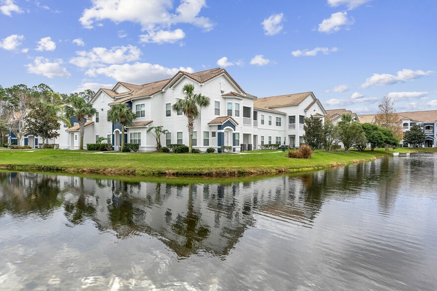 Exterior Amenity Pond (2) - Halston World Gateway Apartment Homes