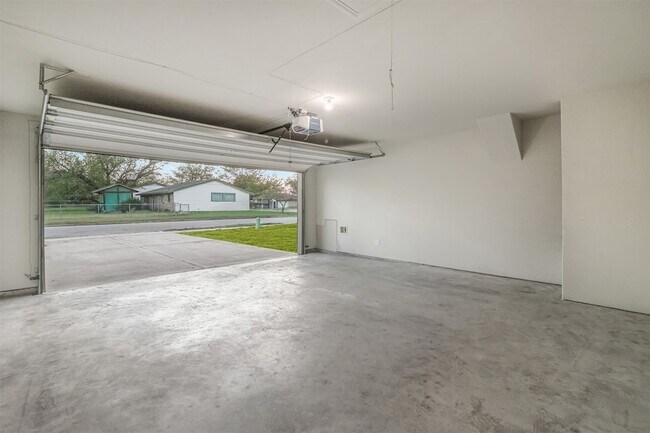 Building Photo - 1208 Bluffview Dr