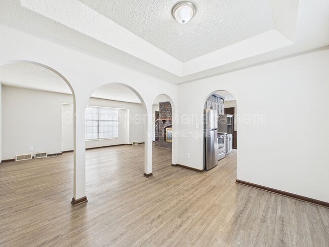 Building Photo - 3929 S Carriage Ln