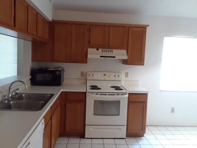 Building Photo - Lovely 3 Bedroom 2 Bathroom HOME!!!