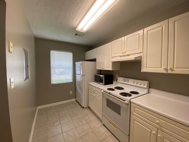 Building Photo - 2 Bedroom, 2 Bath End Unit Townhome in Bro...