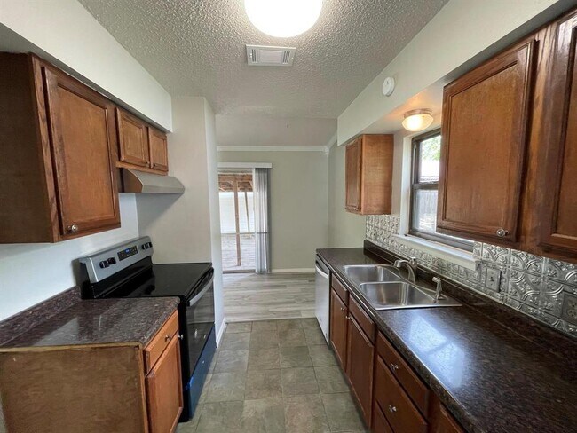 Building Photo - 1008 Wake Dr