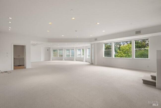 Building Photo - 10 Warrens Way