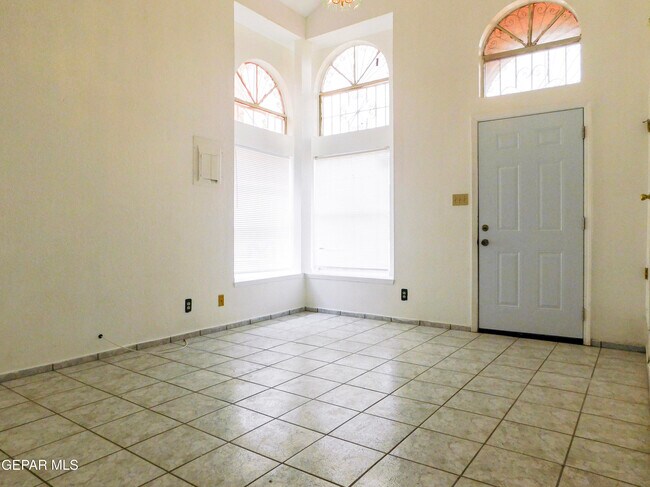 Building Photo - 726 Medina St