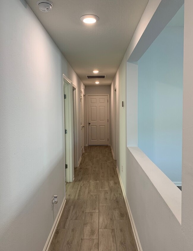 Building Photo - Stunning 3 Bed/2 Bath Home with Attached G...
