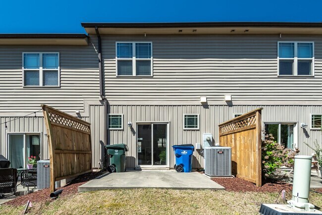 Building Photo - Beautiful 2-Bedroom Townhouse Near NCSU, Available June 15!
