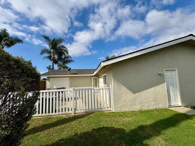 Building Photo - Updated 2 Bed, 1 Bath Home with Detached Office Space