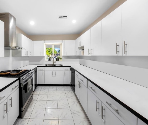 Building Photo - 490 W 33rd Pl