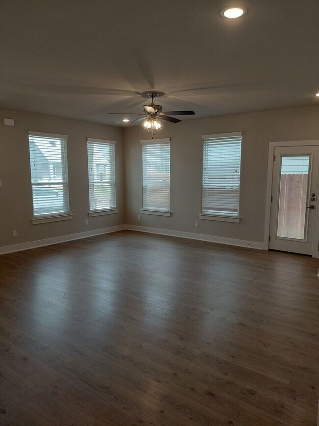Building Photo - 3/2/2 - FENCED BACKYARD!!! GREAT NEIGHBORHOOD - Godley ISD - Summer Specials!