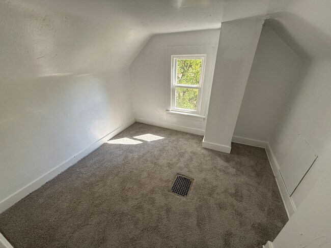 Building Photo - 5BR 1BA Home w/ Covered Patio • New Kitchen • Off-Street Parking in Akron