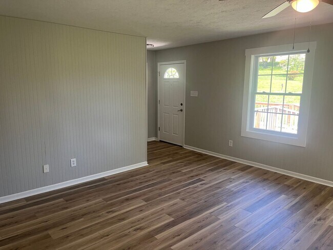 Building Photo - 5213 Pleasant Ridge Rd