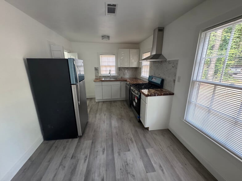 Building Photo - 1836 Cook St