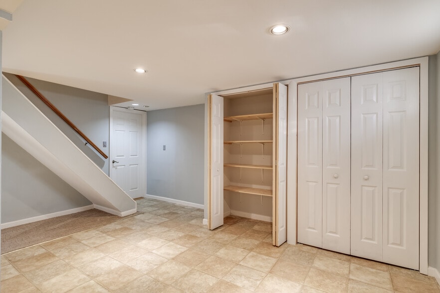 Building Photo - 762 Caryl St