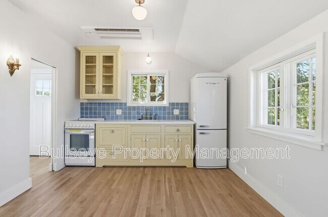 Building Photo - 525 W Lynwood St