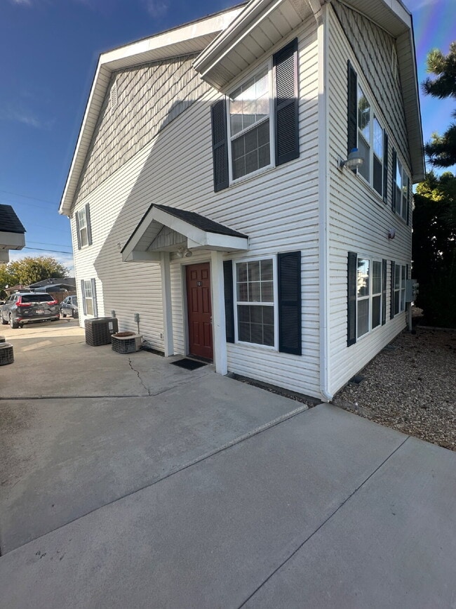 Primary Photo - 122 Davis Ave