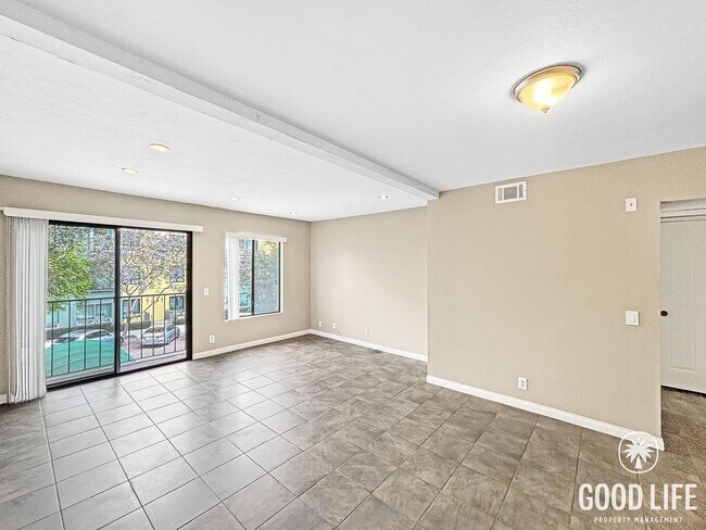 Building Photo - Inviting 1B/1.5BA Condo with Balcony in Cortez Hill