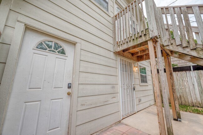 Building Photo - 2051 Santa Rosa St