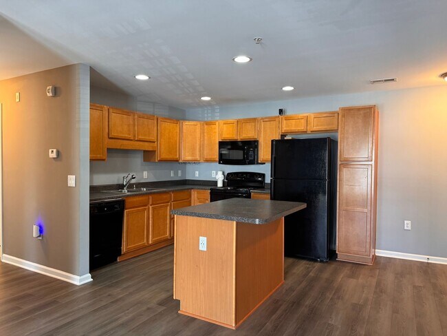 Building Photo - 2BR 2BA Condo with All Appliances Included