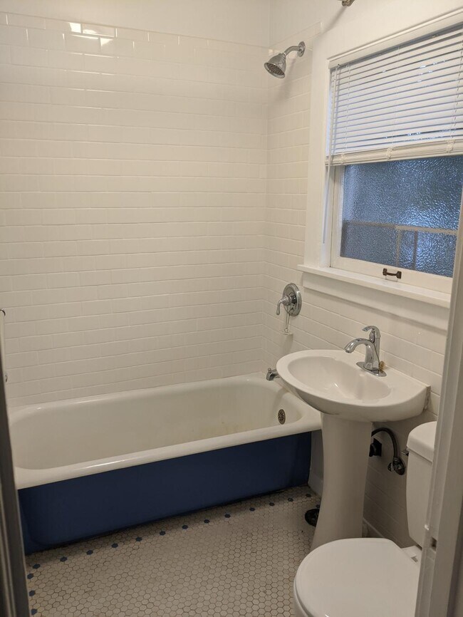 Building Photo - Broadway Court Apartments - Studio