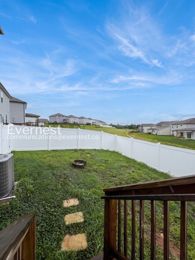 Building Photo - 4 Bed/3 Bath Home with Fenced Yard / Pet-Friendly / Available Now!