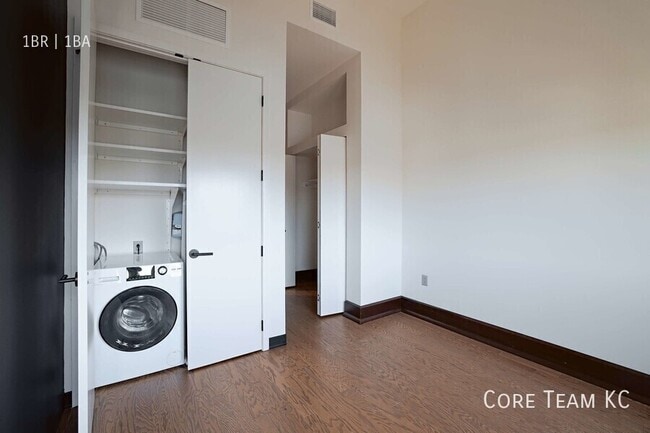 Building Photo - 310 E 39th-A1