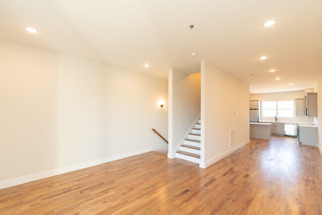 Building Photo - Modern 4 Bedroom Townhome in Southside Chattanooga