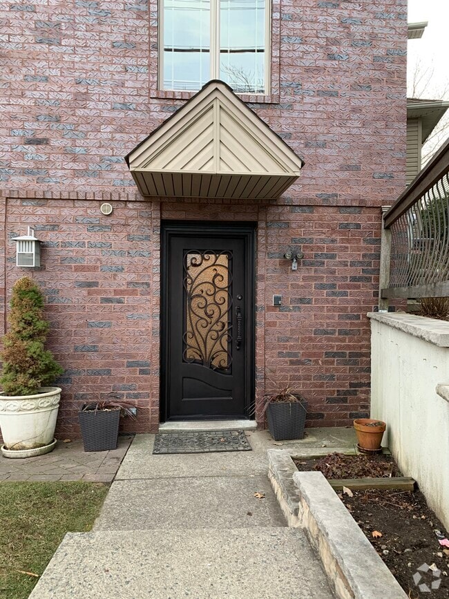 Building Photo - 270 Bethel Ave
