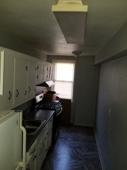 Building Photo - 3 Sadore Ln