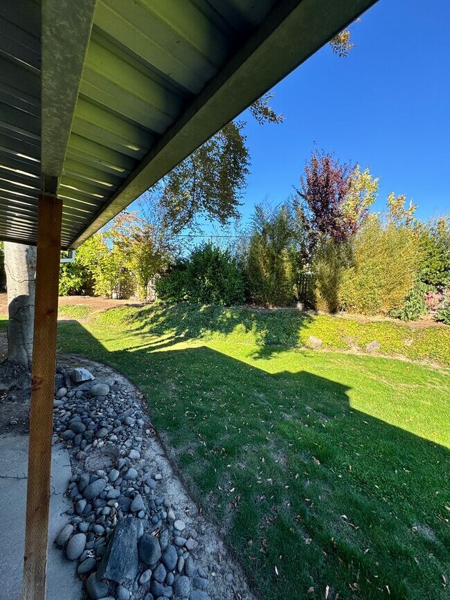 Building Photo - 3 Bedroom 1.5 baths! Walker & Cedar Hills ...