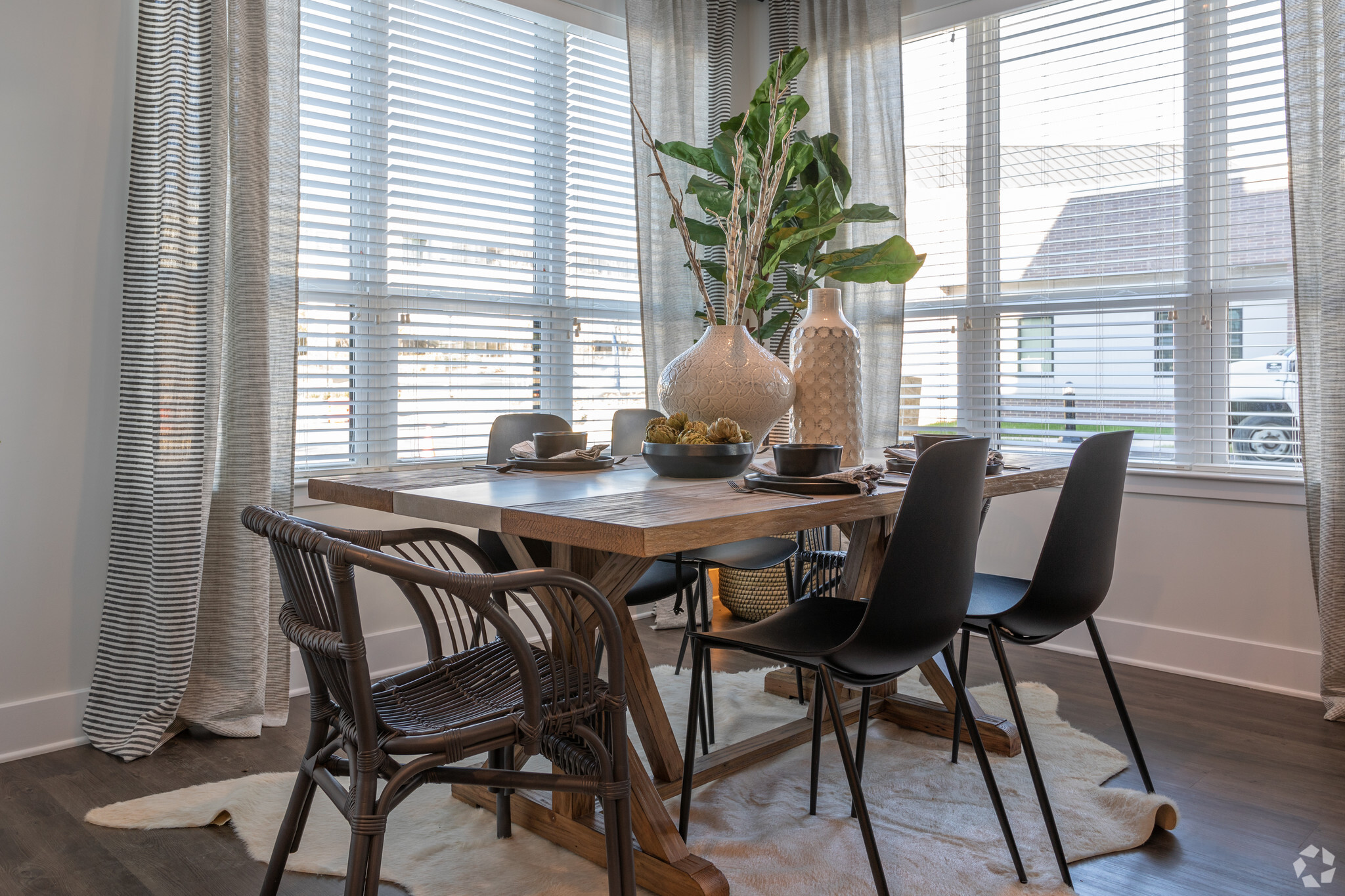 Dining Room - Arlo Apartment Homes