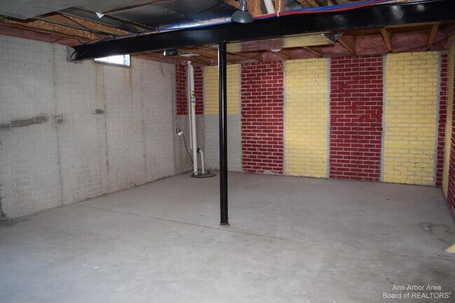 Building Photo - 8549 Hawthorn Hill