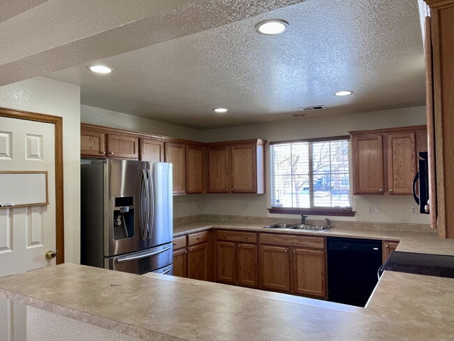 Building Photo - Beautiful 3 Bed/2.5 Bath End Unit Two-Level Townhome! Wonderful Deck off Living Room with backyar...
