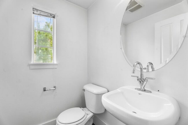 Building Photo - Spacious 3-Level Townhome for Rent in Prime Location