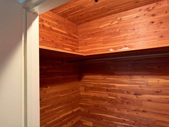 Building Photo - Beautiful two bedroom/1 bathroom with Original Details