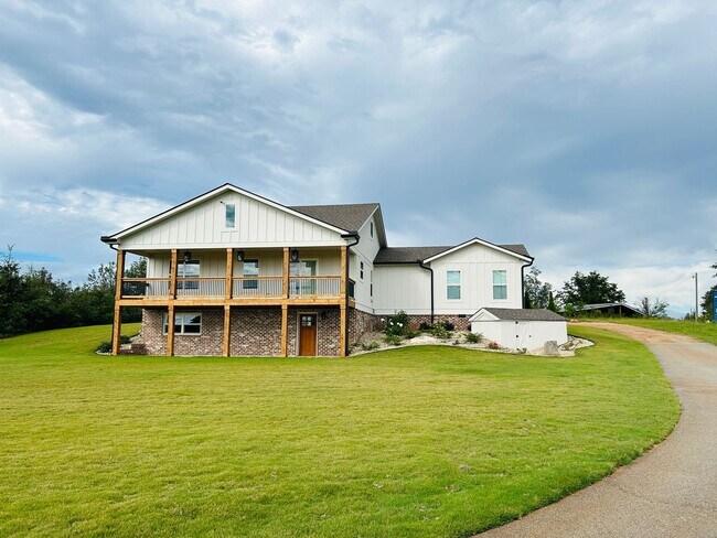 Building Photo - Stunning 4 bedroom 2.5 bath near Downtown Newnan! Must see!