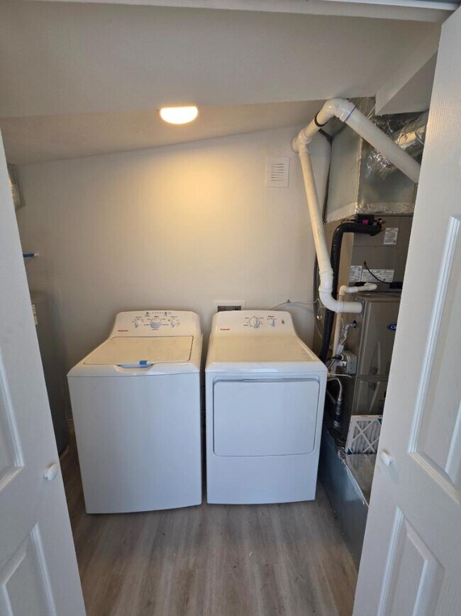 Building Photo - 2442 Sunset Ave