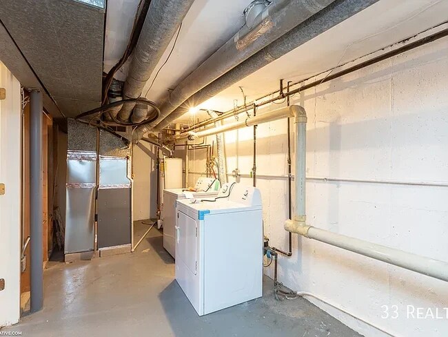Building Photo - BEAUTIFUL LARGE 3 BED TOWNHOUSE WITH IN-UNIT LAUNDRY!